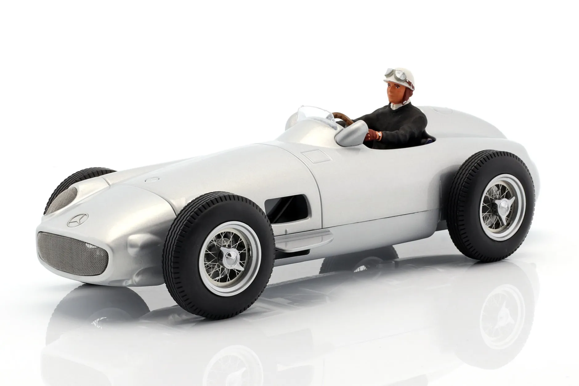 Sitzende Rennfahrer-Figur mit schwarzem Pullover 1:18 FigurenManufaktur