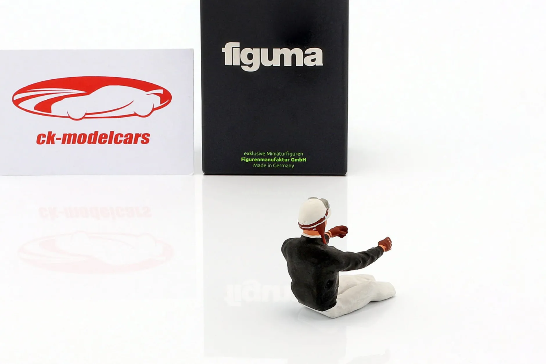 Sitzende Rennfahrer-Figur mit schwarzem Pullover 1:18 FigurenManufaktur