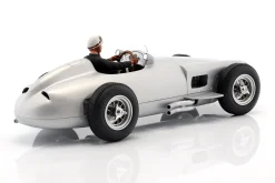 Sitzende Rennfahrer-Figur mit schwarzem Pullover 1:18 FigurenManufaktur