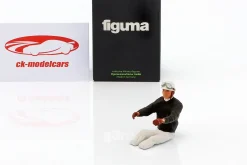 Sitzende Rennfahrer-Figur mit schwarzem Pullover 1:18 FigurenManufaktur