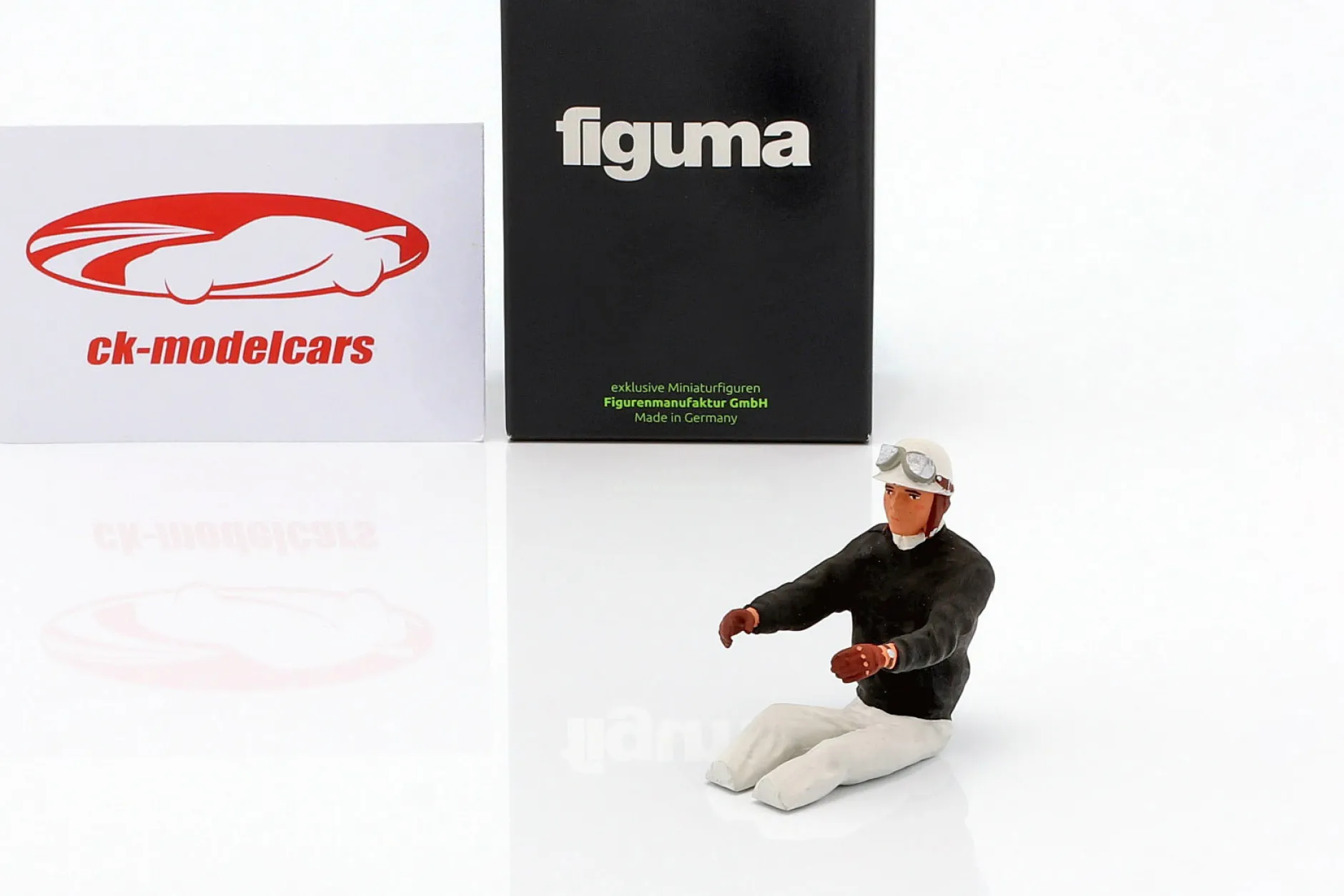 Sitzende Rennfahrer-Figur mit schwarzem Pullover 1:18 FigurenManufaktur