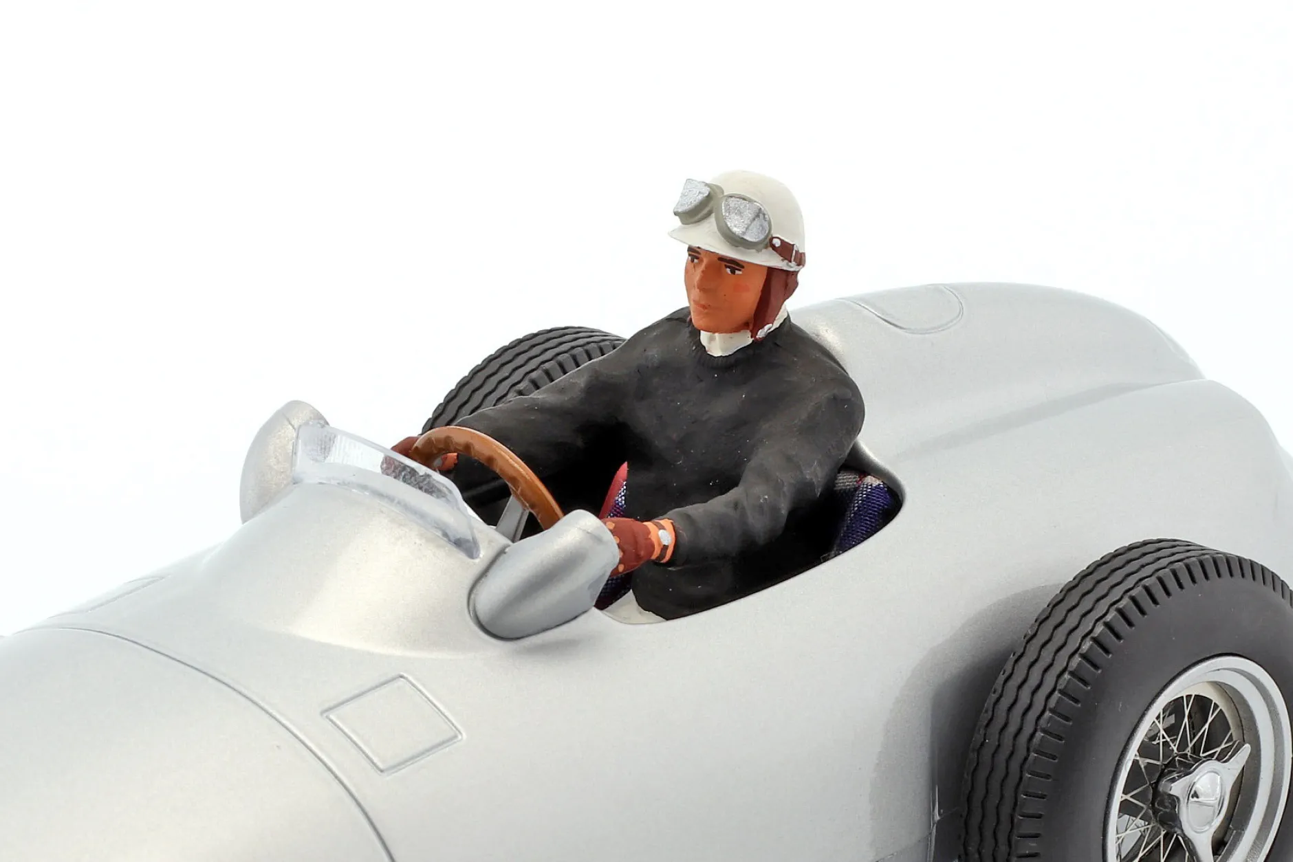 Sitzende Rennfahrer-Figur mit schwarzem Pullover 1:18 FigurenManufaktur