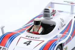 Sitzende Rennfahrer-Figur 1977 mit weißem Helm 1:18 FigurenManufaktur