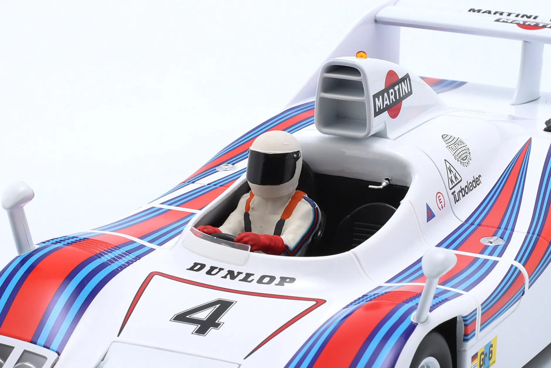 Sitzende Rennfahrer-Figur 1977 mit weißem Helm 1:18 FigurenManufaktur