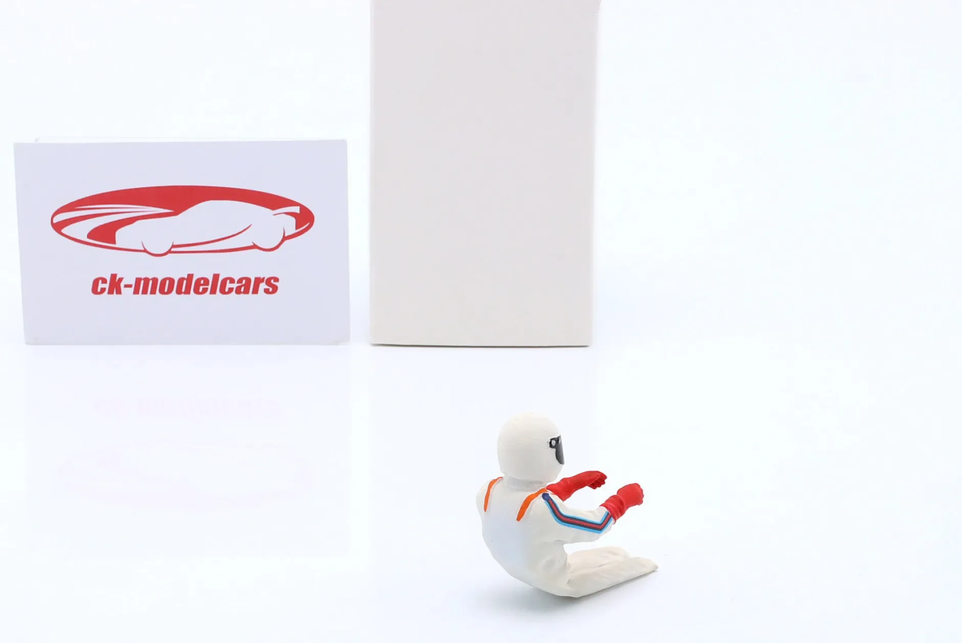 Sitzende Rennfahrer-Figur 1977 mit weißem Helm 1:18 FigurenManufaktur