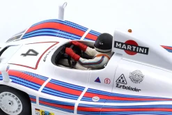 Sitzende Rennfahrer-Figur 1977 mit schwarzem Helm 1:18 FigurenManufaktur