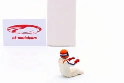 Sitzende Rennfahrer-Figur 1978 mit orangenem Helm 1:18 FigurenManufaktur