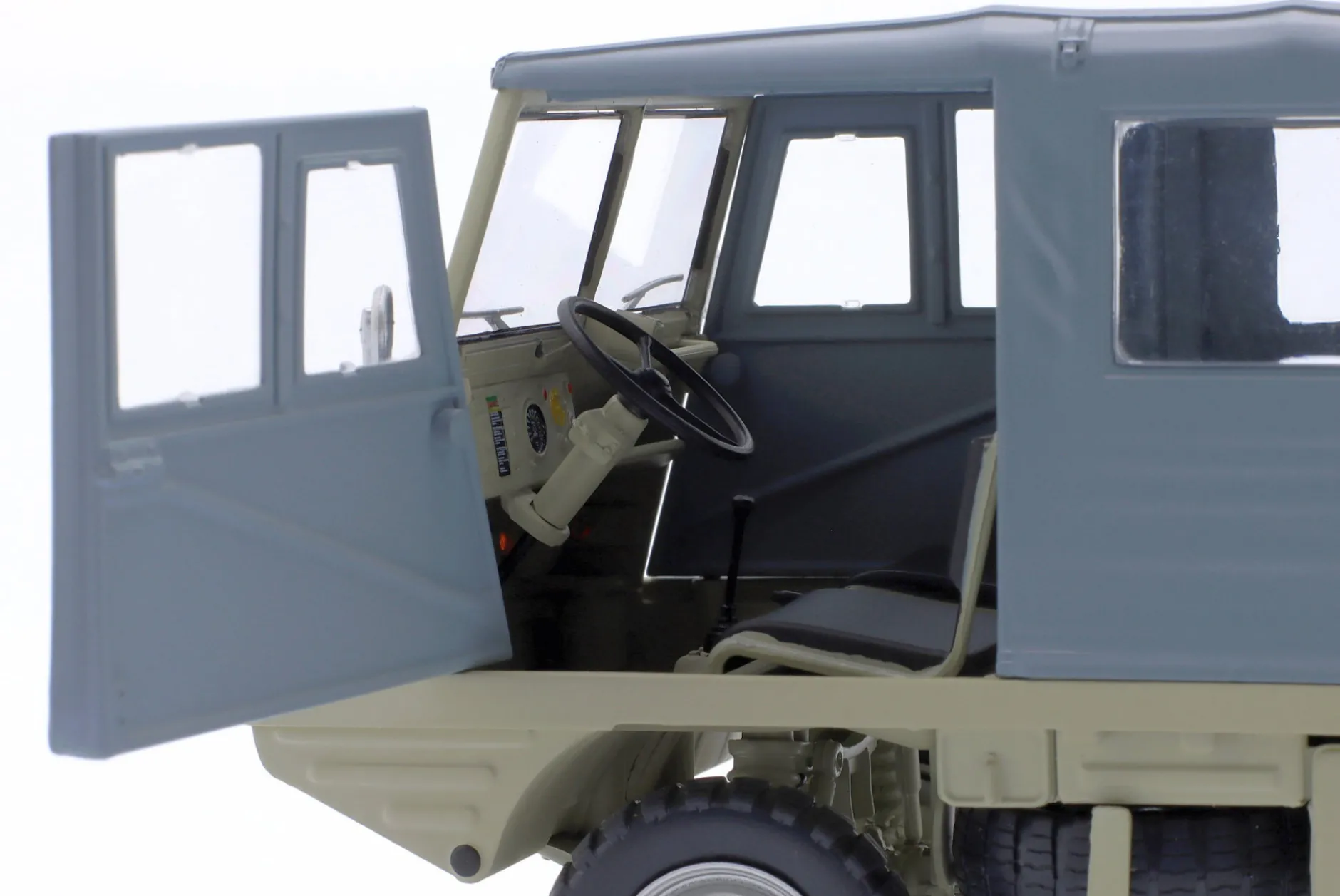Steyr-Puch Haflinger 4x4 beige / grau 1:18 Schuco