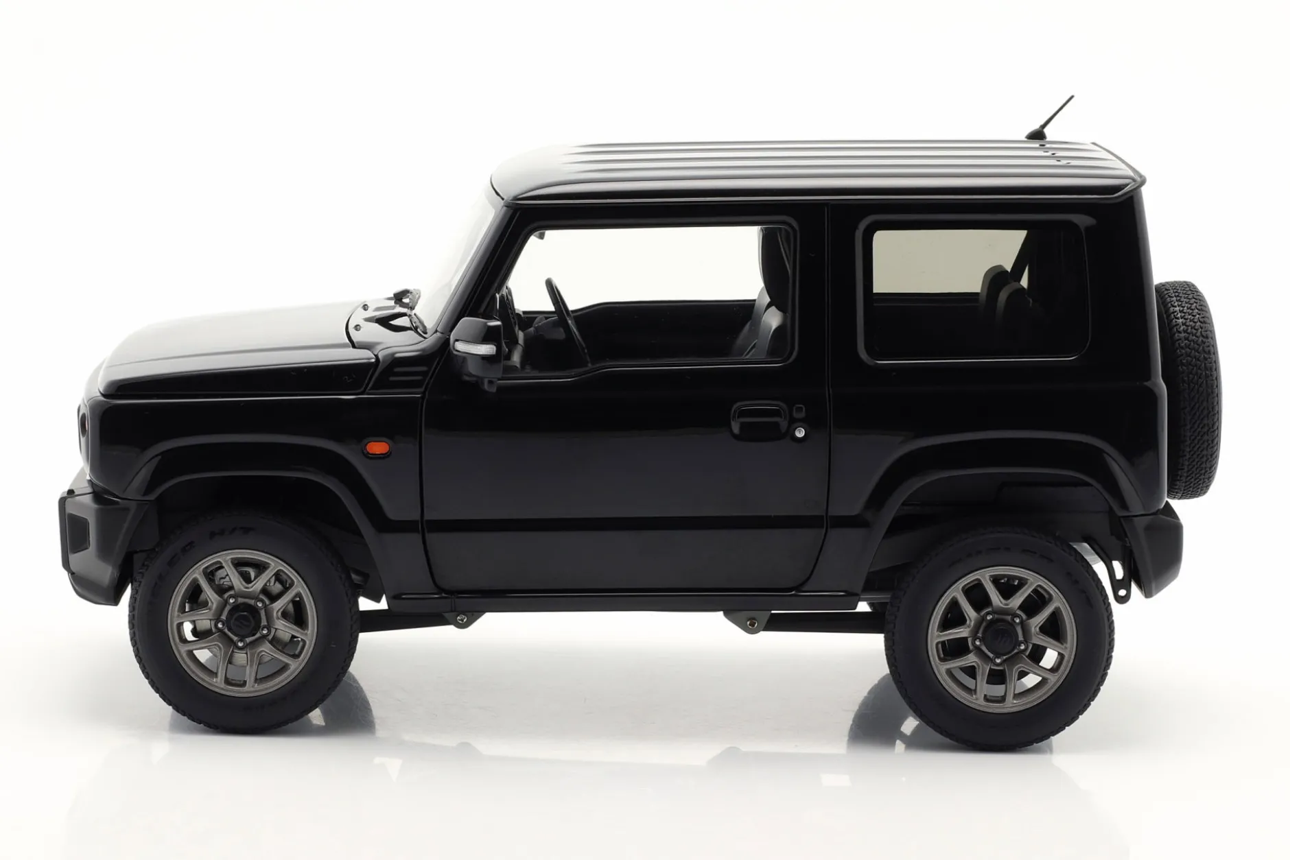 Suzuki Jimny (JB64) RHD Baujahr 2018 schwarz 1:18 AUTOart