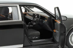 Toyota Century Baujahr 2019 schwarz 1:18 AUTOart