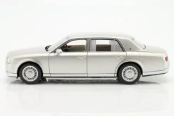 Toyota Century Baujahr 2019 silber 1:18 AUTOart