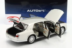 Toyota Century Baujahr 2019 silber 1:18 AUTOart
