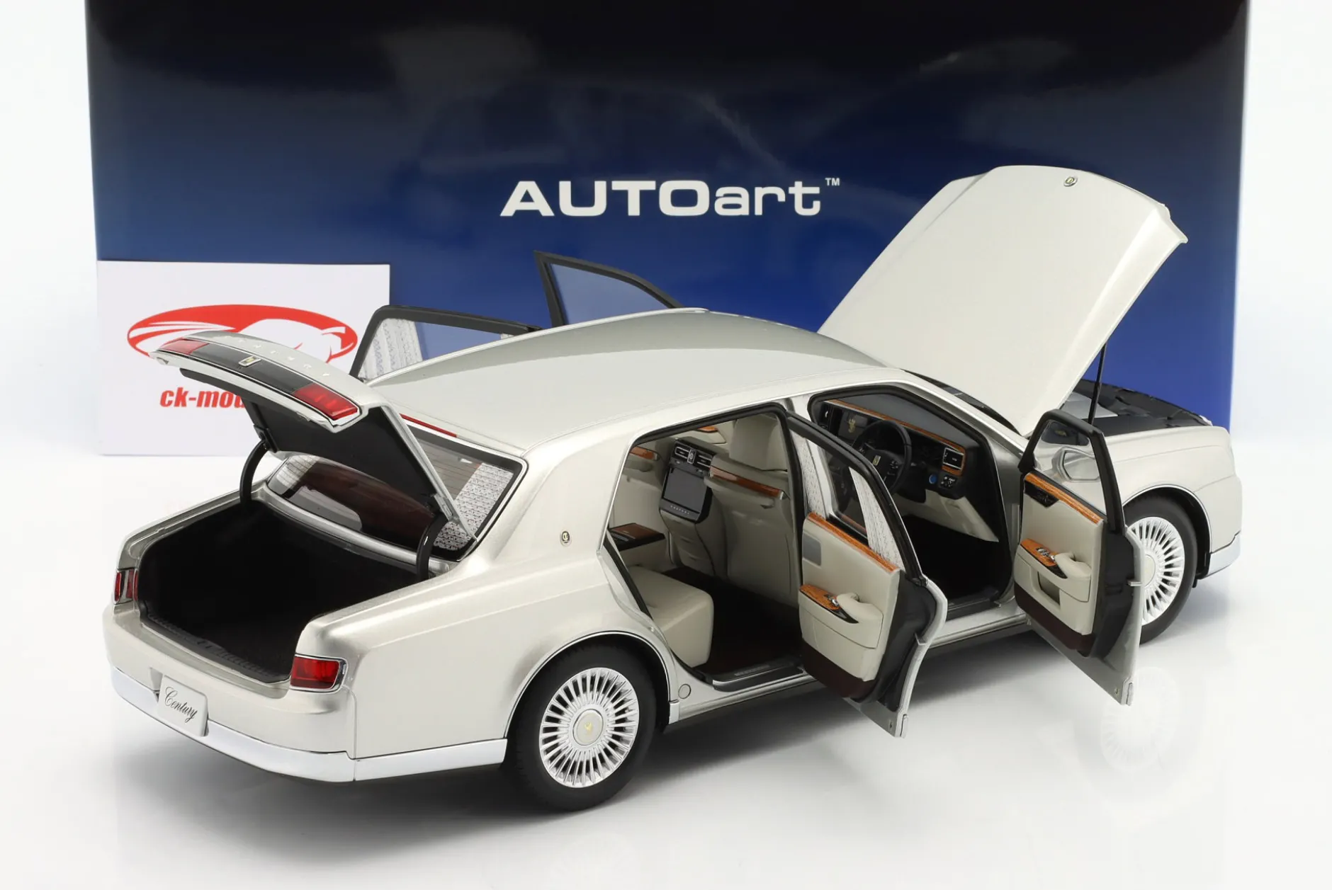 Toyota Century Baujahr 2019 silber 1:18 AUTOart
