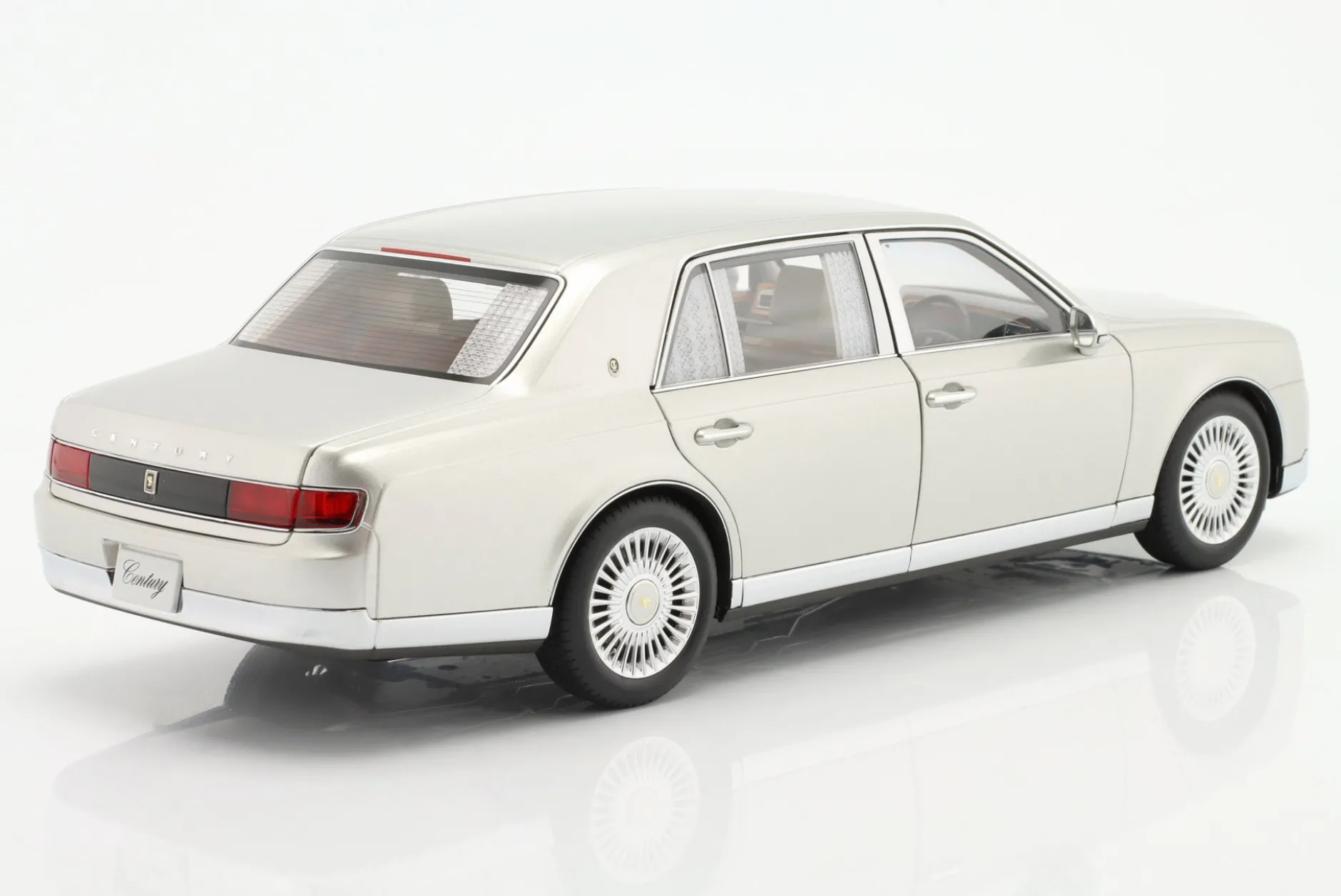 Toyota Century Baujahr 2019 silber 1:18 AUTOart