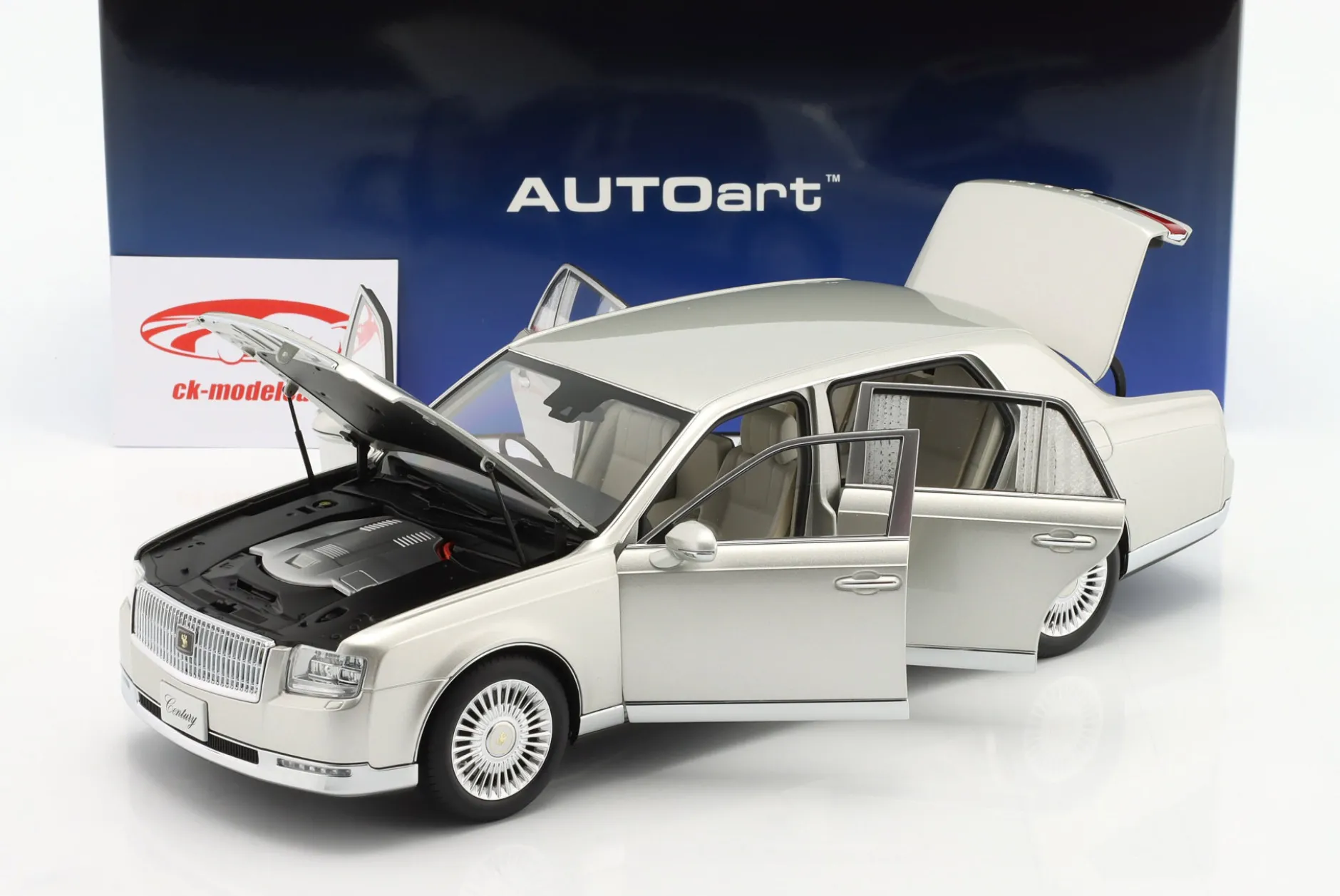 Toyota Century Baujahr 2019 silber 1:18 AUTOart
