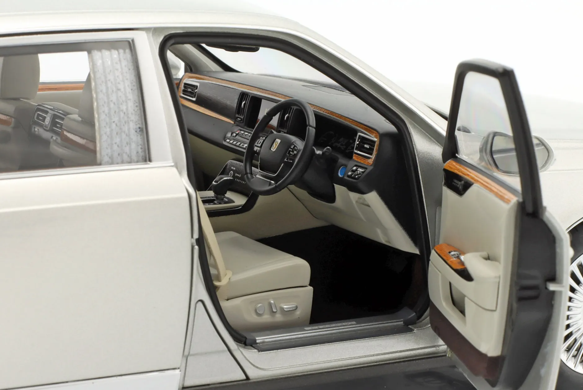 Toyota Century Baujahr 2019 silber 1:18 AUTOart