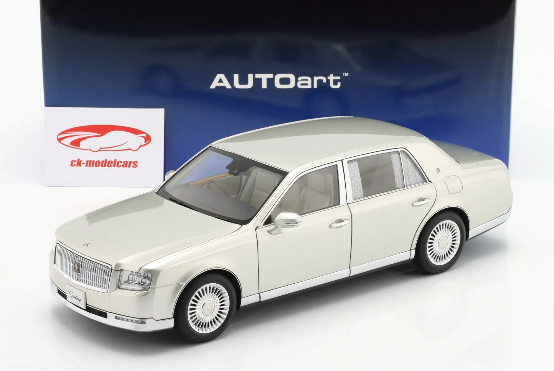 Toyota Century Baujahr 2019 silber 1:18 AUTOart