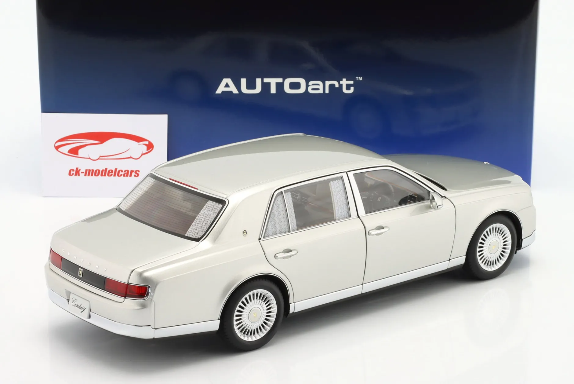 Toyota Century Baujahr 2019 silber 1:18 AUTOart