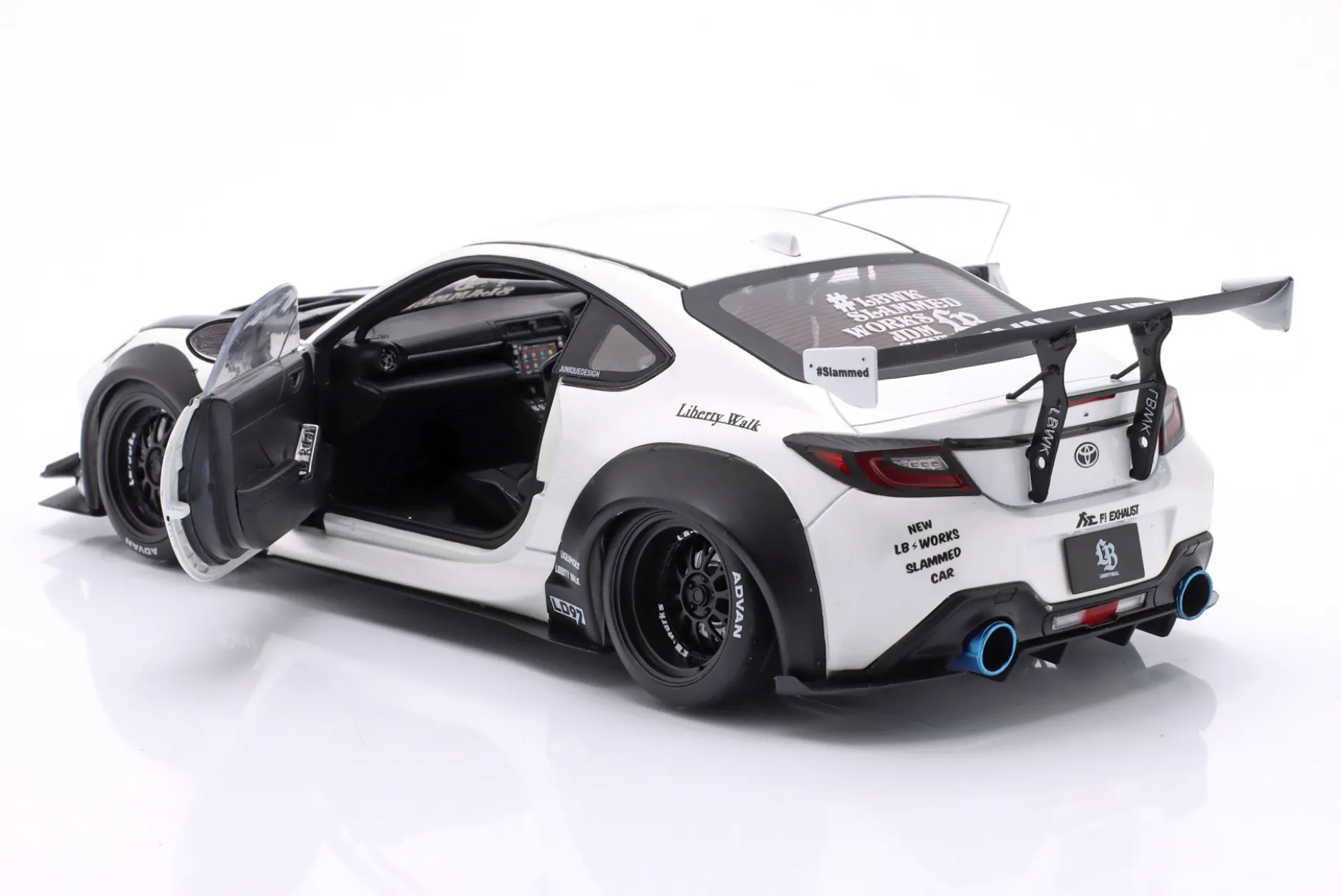 Toyota GR86 LBWK Body Kit 2024 perlweiß 1:18 Solido