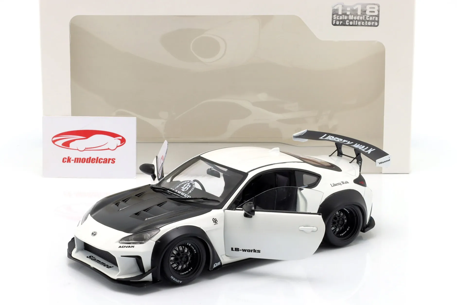 Toyota GR86 LBWK Body Kit 2024 perlweiß 1:18 Solido