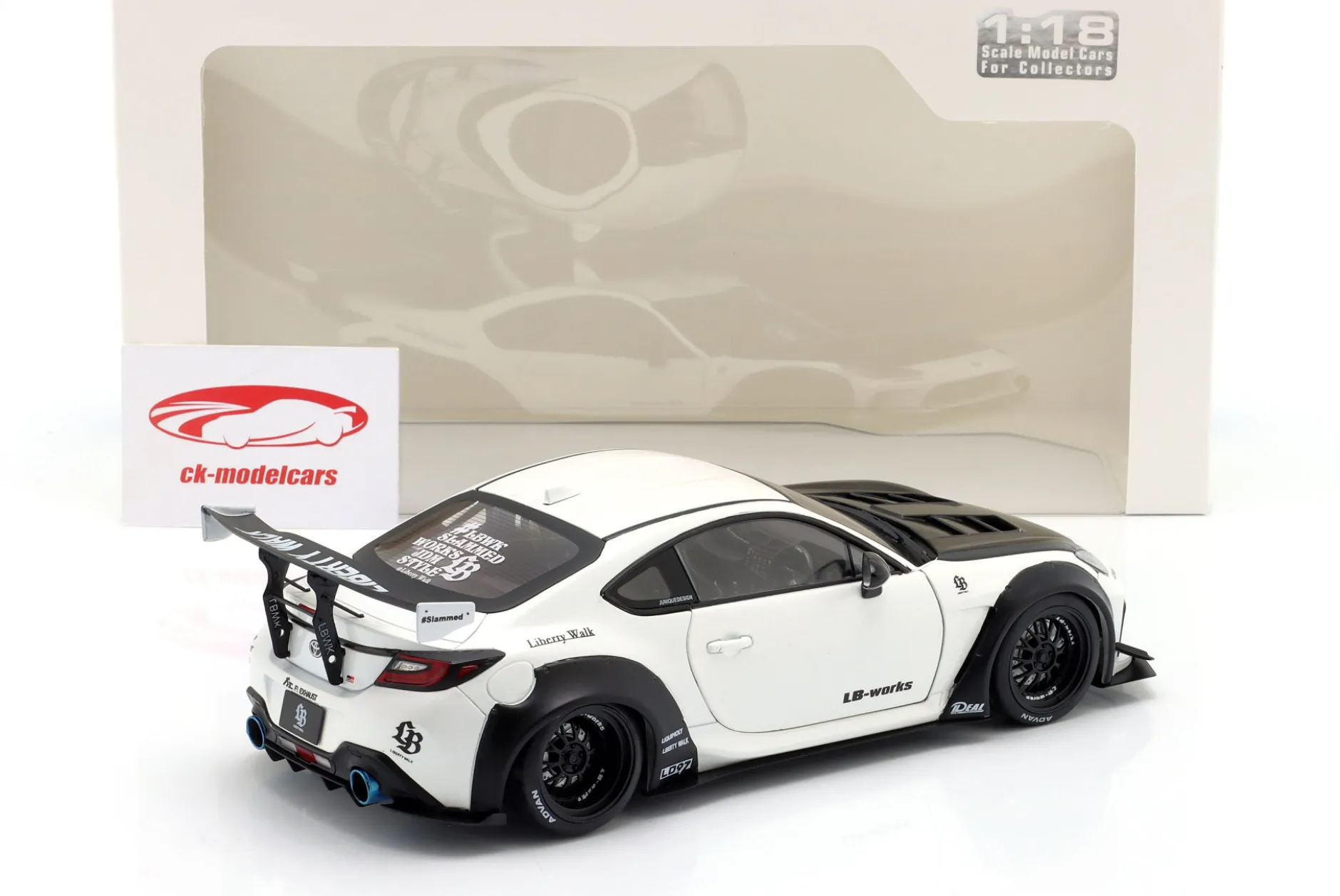 Toyota GR86 LBWK Body Kit 2024 perlweiß 1:18 Solido