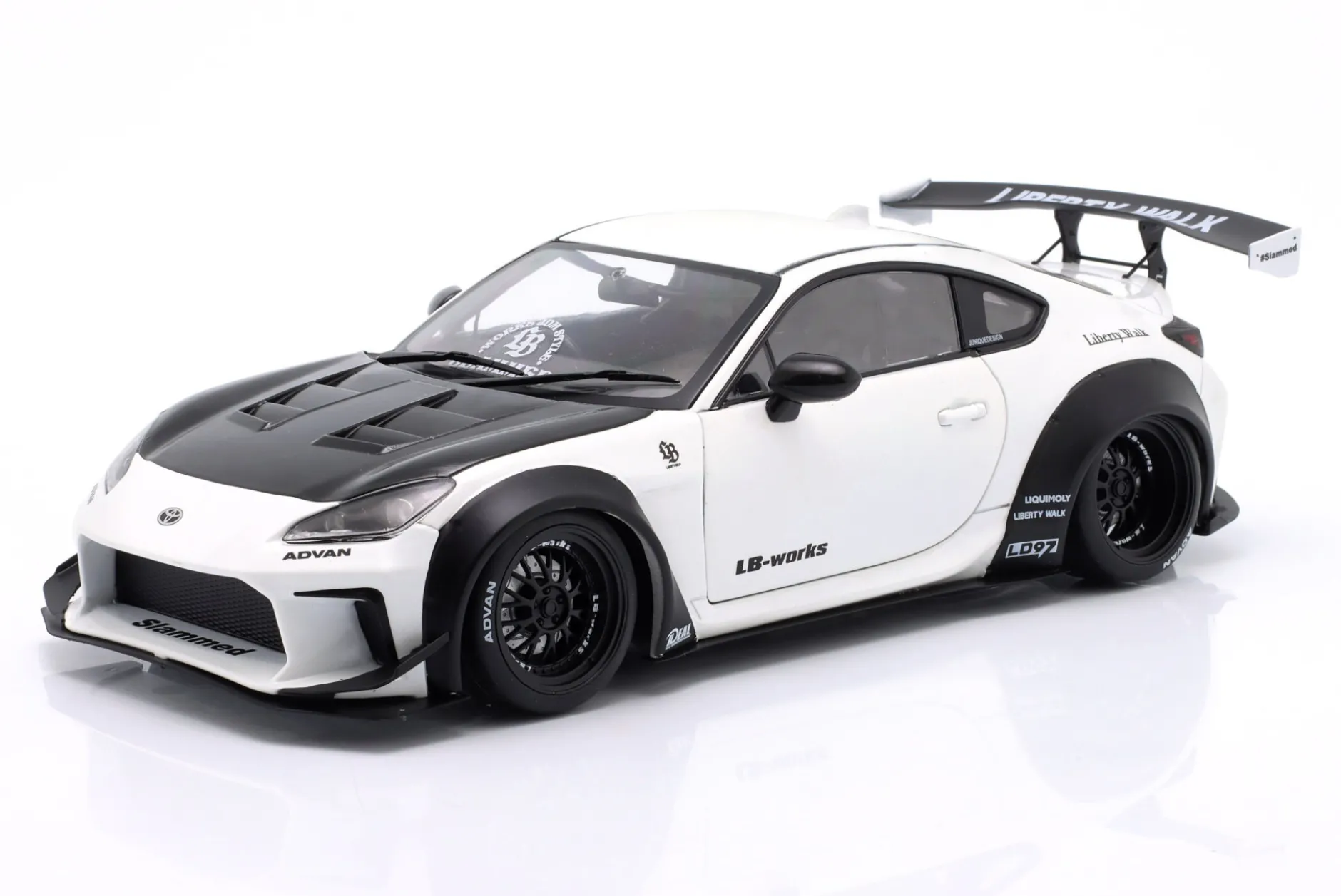 Toyota GR86 LBWK Body Kit 2024 perlweiß 1:18 Solido