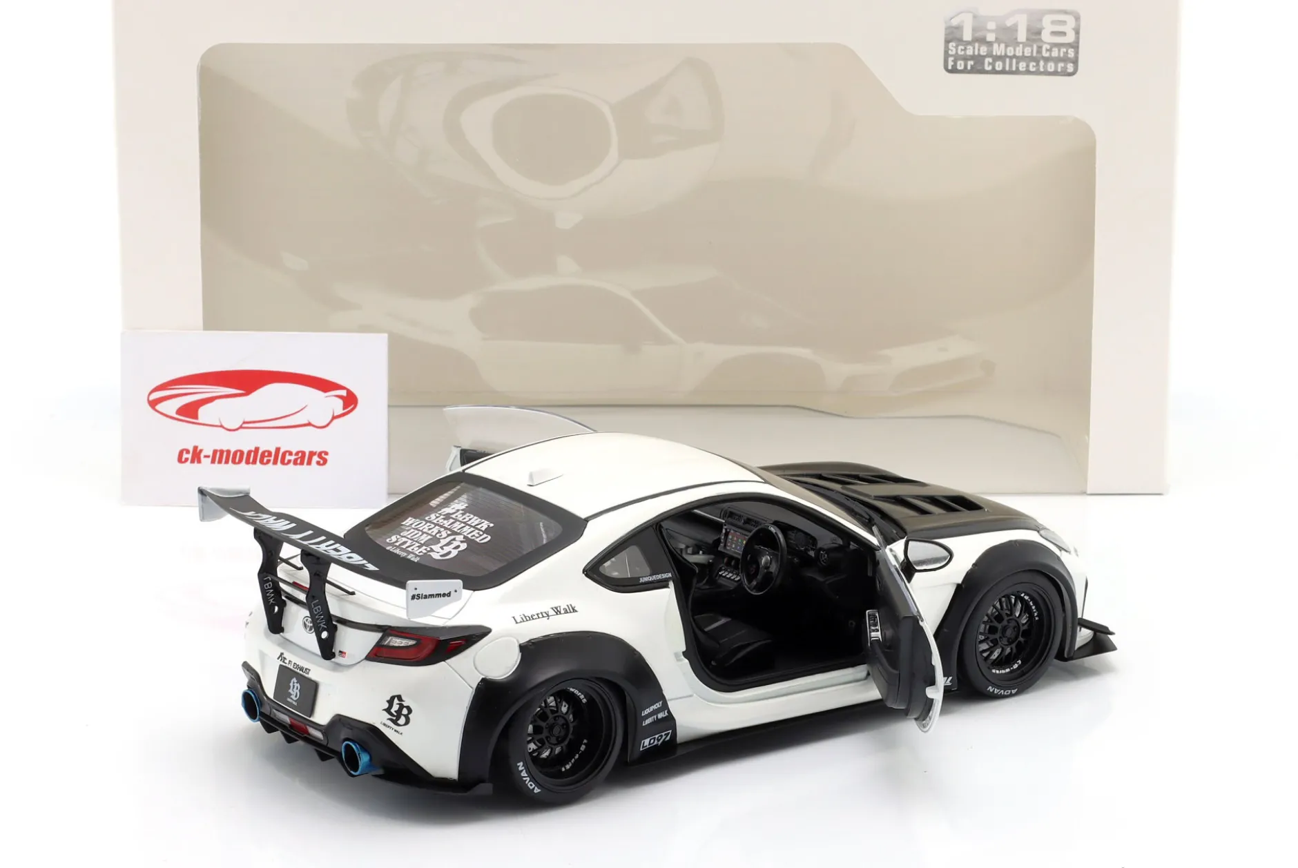 Toyota GR86 LBWK Body Kit 2024 perlweiß 1:18 Solido