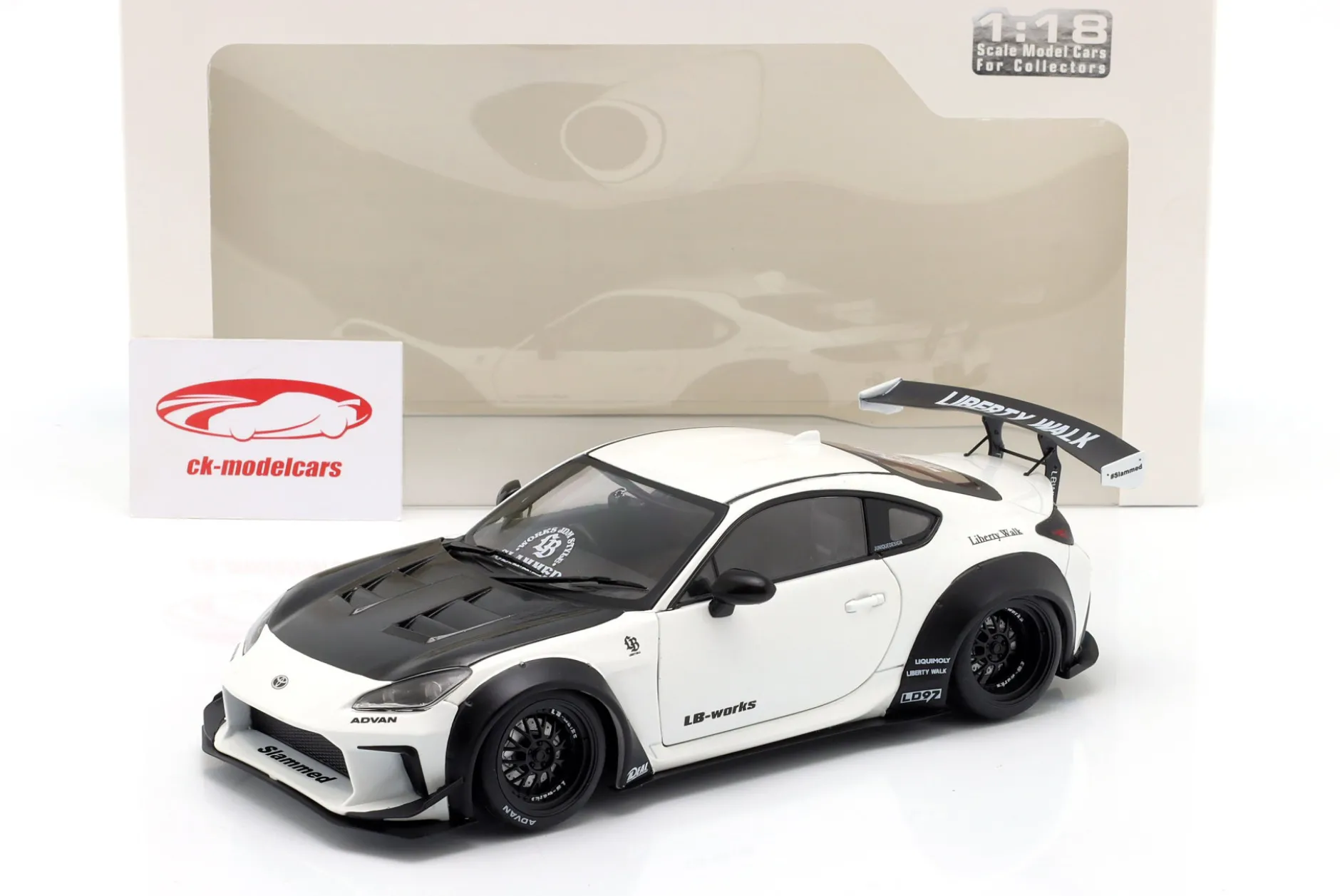 Toyota GR86 LBWK Body Kit 2024 perlweiß 1:18 Solido