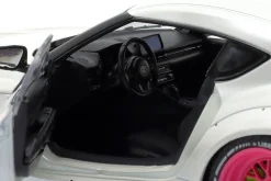 Toyota GR Supra LWB Baujahr 2025 weiß / pink 1:18 Solido