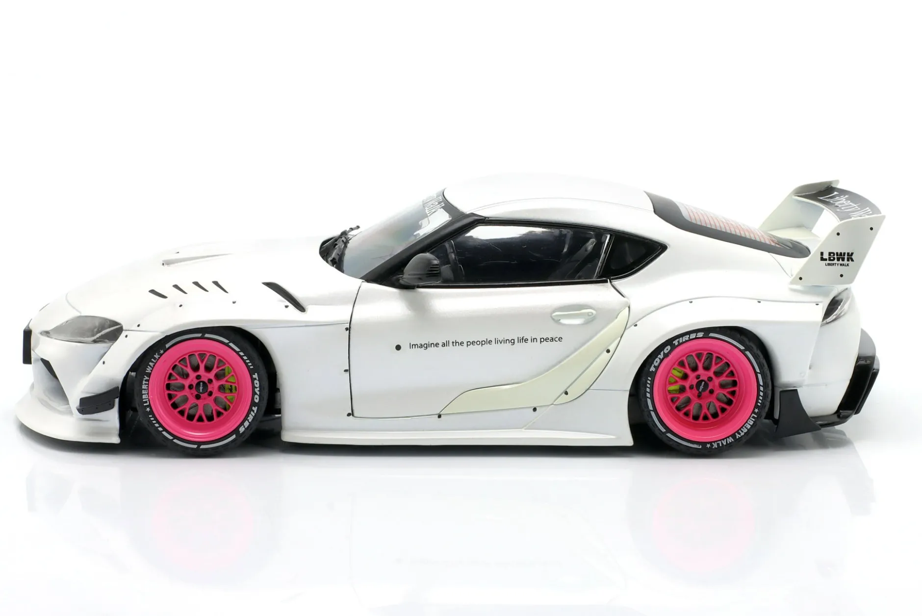 Toyota GR Supra LWB Baujahr 2025 weiß / pink 1:18 Solido