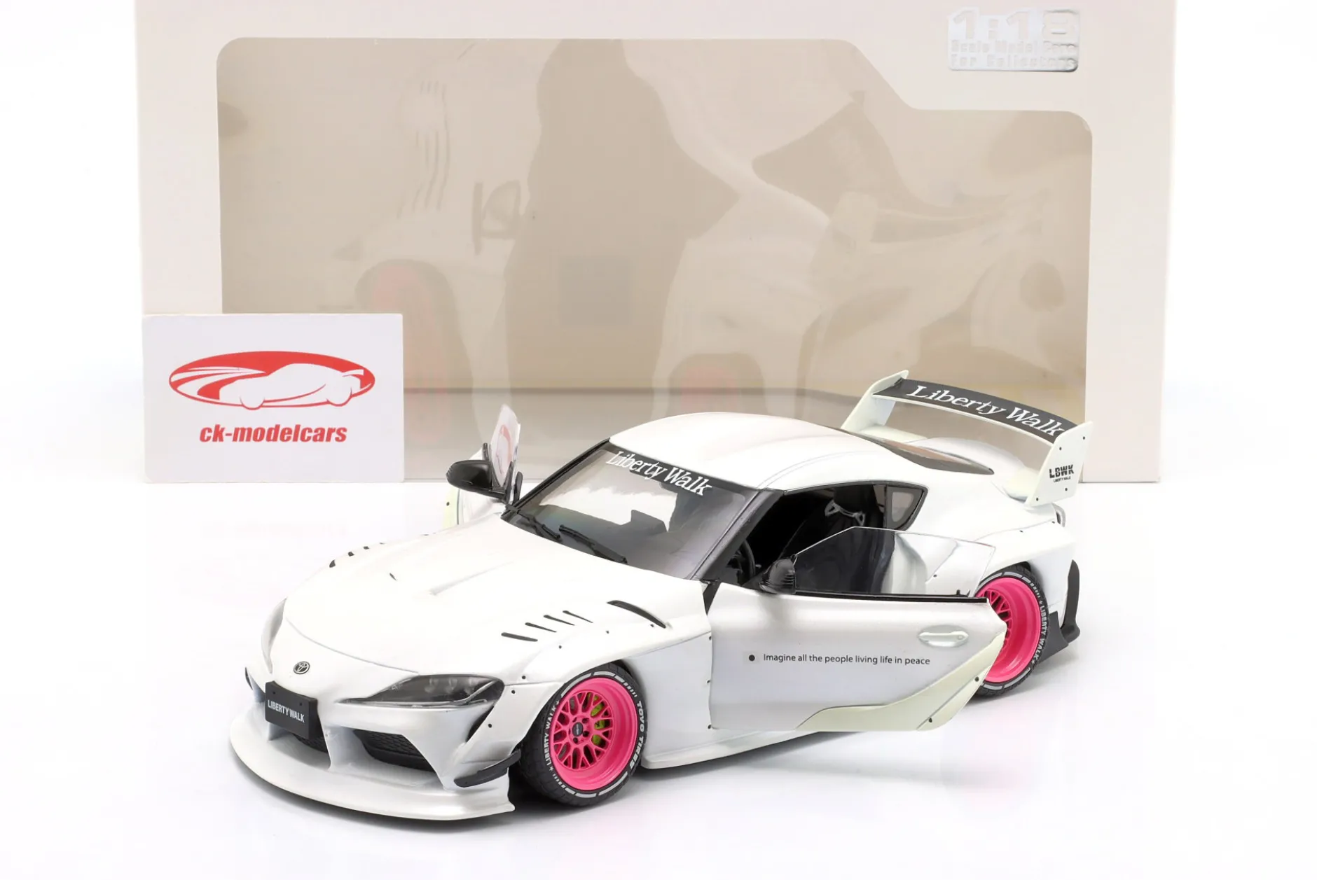 Toyota GR Supra LWB Baujahr 2025 weiß / pink 1:18 Solido