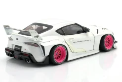 Toyota GR Supra LWB Baujahr 2025 weiß / pink 1:18 Solido