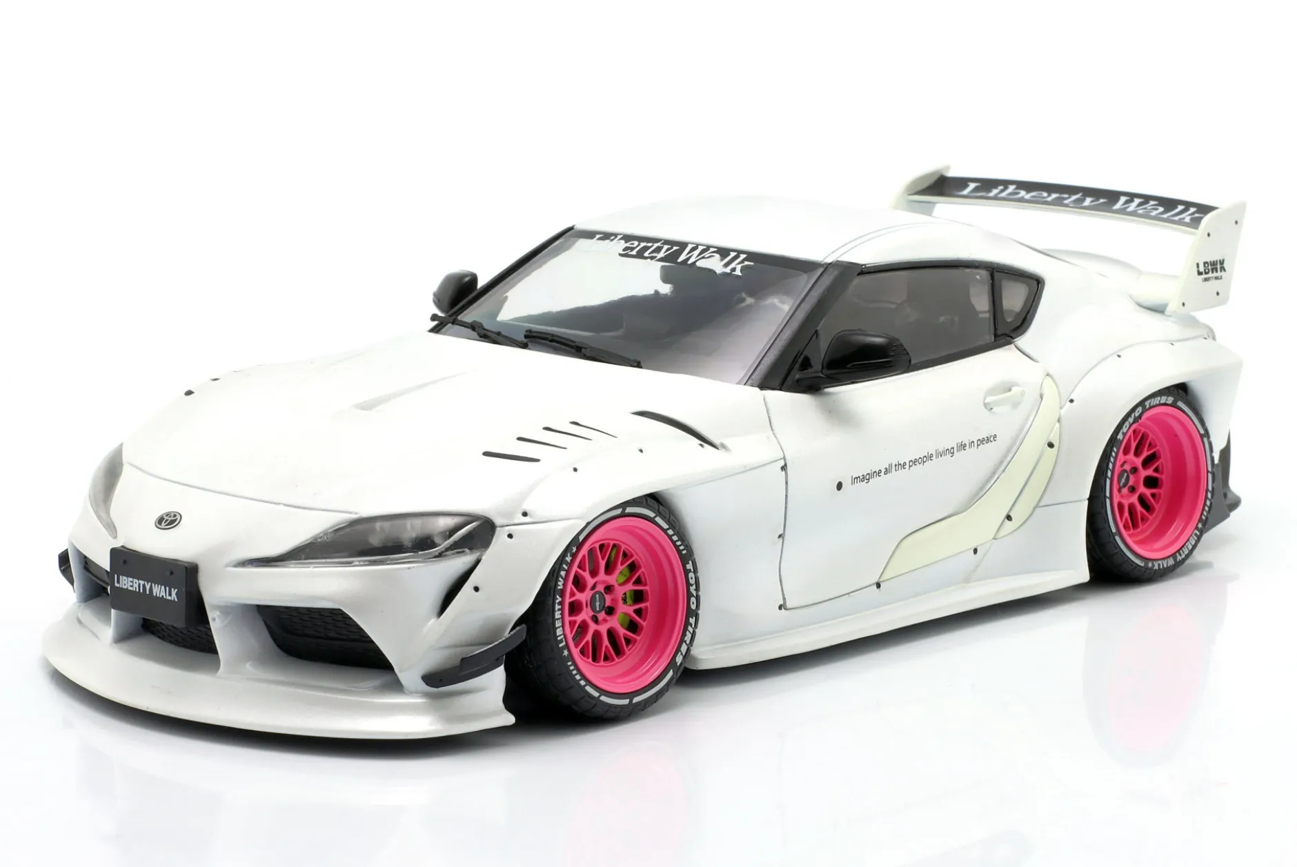 Toyota GR Supra LWB Baujahr 2025 weiß / pink 1:18 Solido