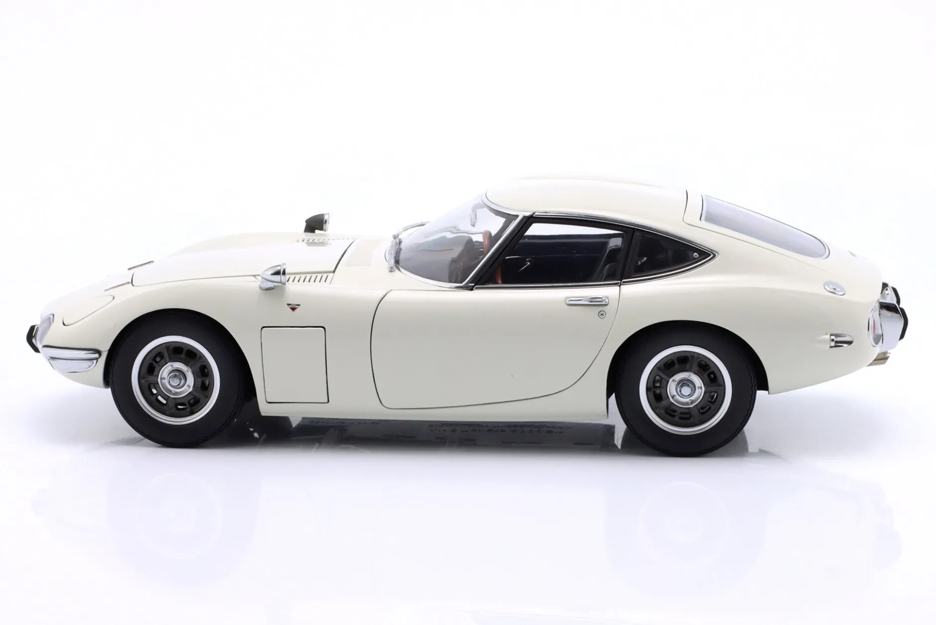 Toyota 2000GT Baujahr 1967 weiß 1:18 AUTOart