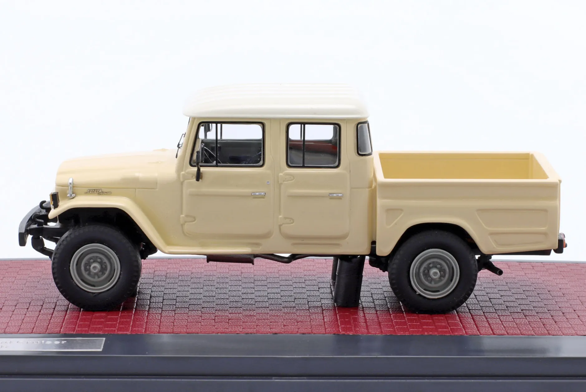 Toyota HJ45 Land Cruiser Crew Cab Pick-Up 1979 beige 1:43 Matrix