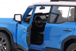 Toyota Land Cruiser Baujahr 2024 blau / weiß 1:24 Maisto