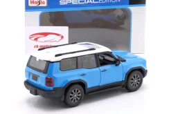 Toyota Land Cruiser Baujahr 2024 blau / weiß 1:24 Maisto