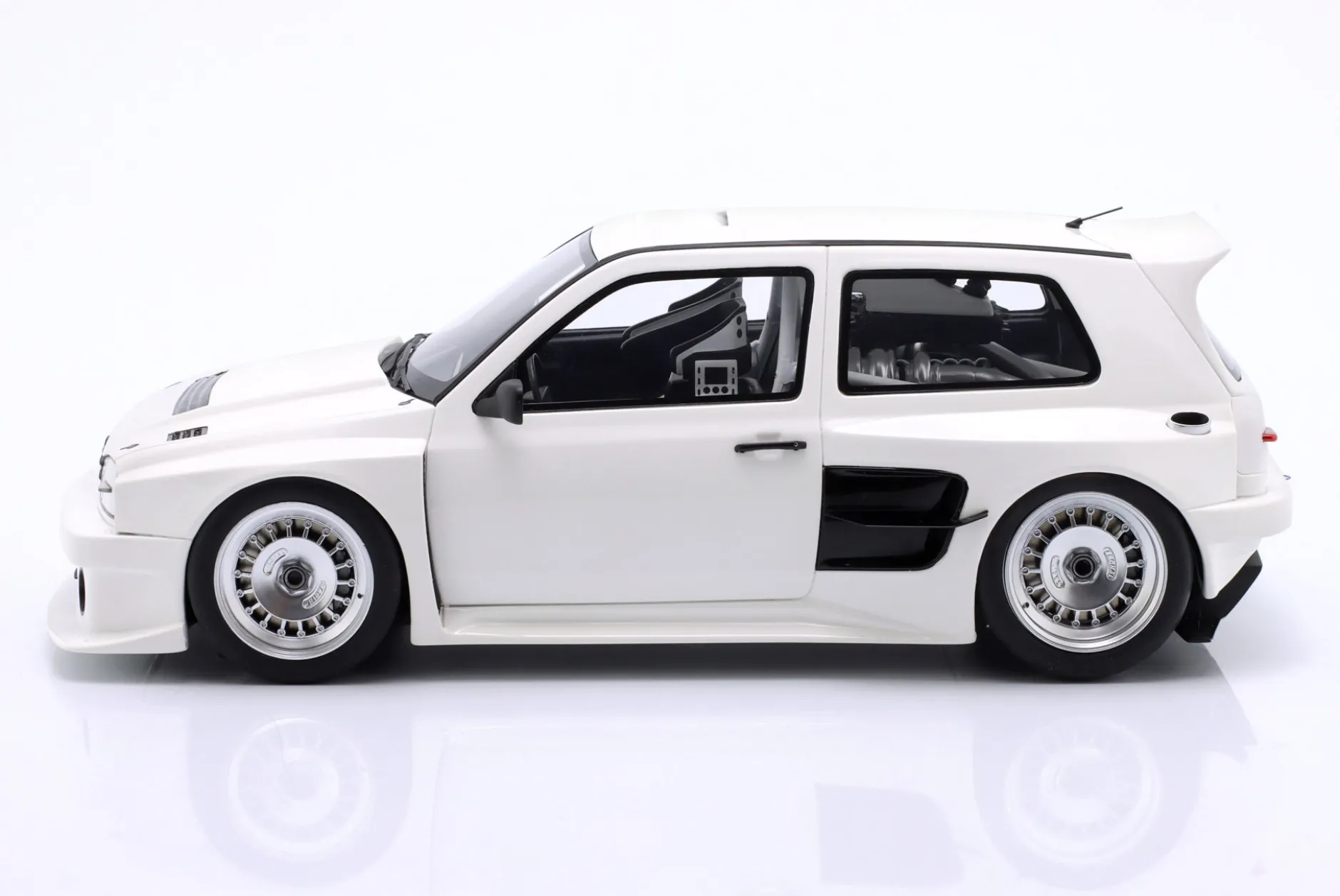 Volkswagen VW Golf III Khyzyl Saleem 2024 weiß 1:18 OttOmobile