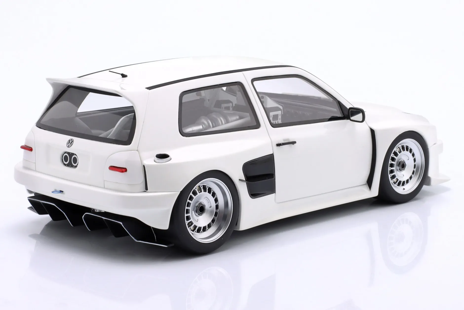 Volkswagen VW Golf III Khyzyl Saleem 2024 weiß 1:18 OttOmobile