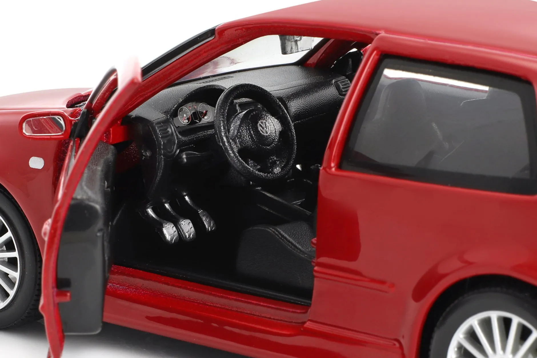 Volkswagen VW Golf IV R32 rot 1:24 Maisto