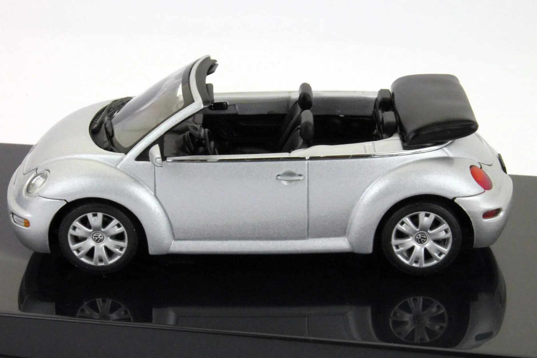 Volkswagen VW New Beetle Cabriolet (Typ 9C) reflexsilber metallic 1:43 AutoArt