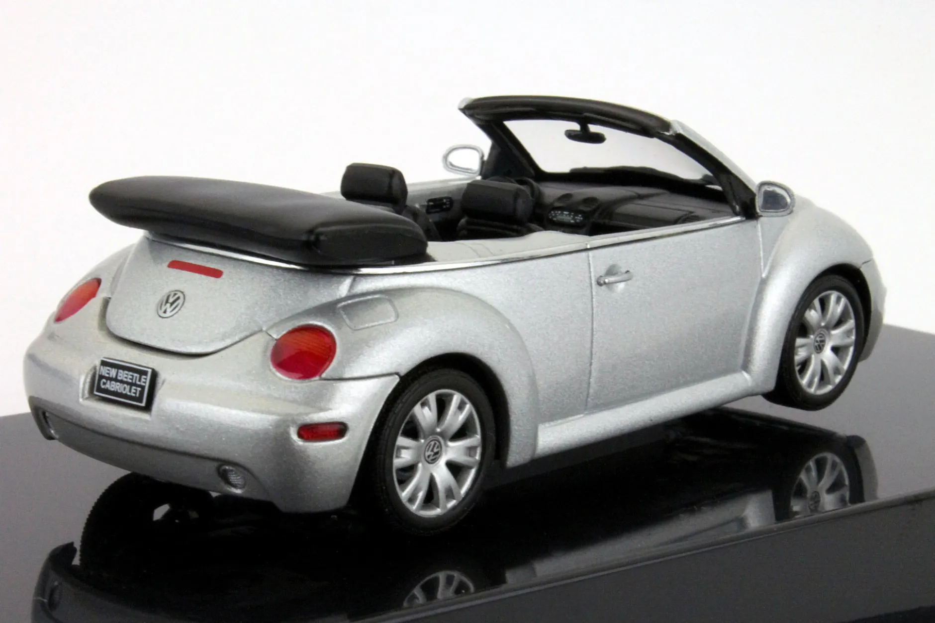 Volkswagen VW New Beetle Cabriolet (Typ 9C) reflexsilber metallic 1:43 AutoArt