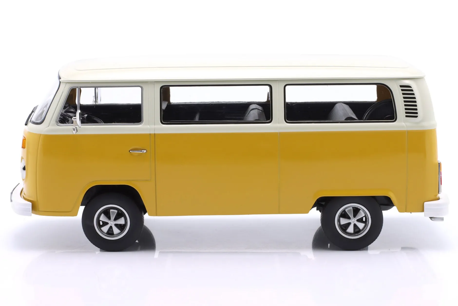 Volkswagen VW T2b Bus mit Fuchs Felgen Baujahr 1972 gelb / weiß 1:18 KK-Scale
