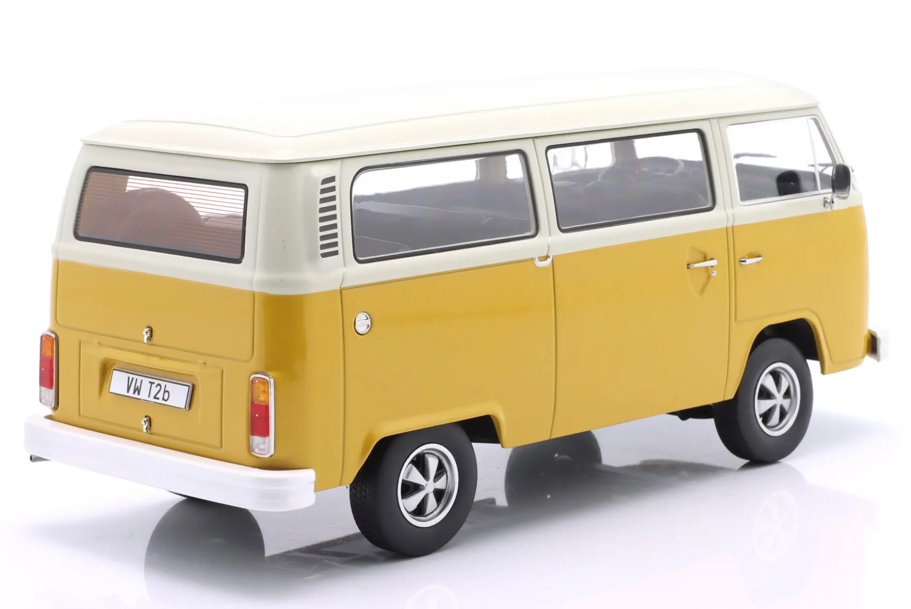 Volkswagen VW T2b Bus mit Fuchs Felgen Baujahr 1972 gelb / weiß 1:18 KK-Scale