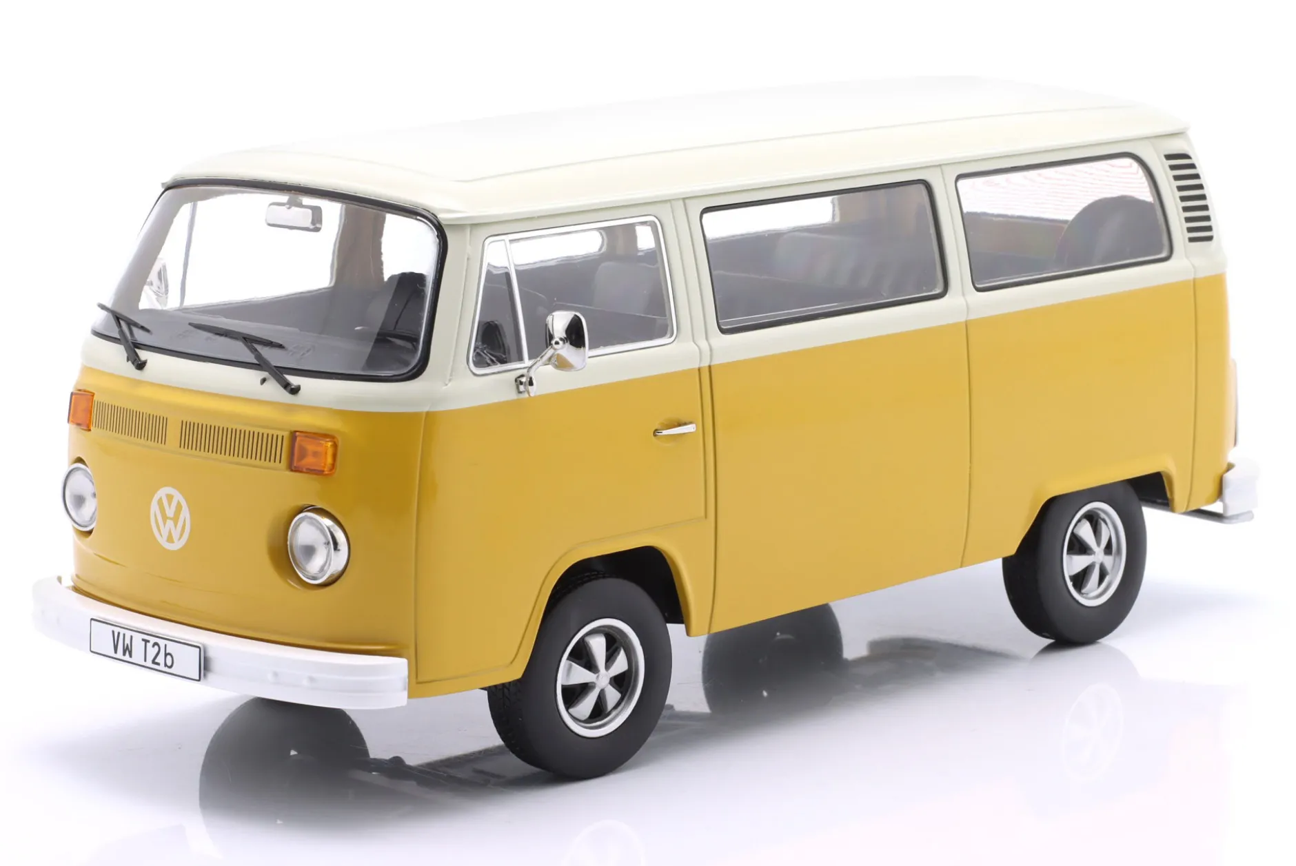 Volkswagen VW T2b Bus mit Fuchs Felgen Baujahr 1972 gelb / weiß 1:18 KK-Scale