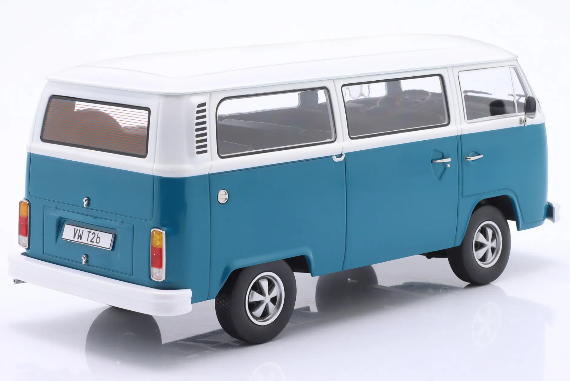 Volkswagen VW T2b Bus mit Fuchs Felgen Baujahr 1972 blau / weiß 1:18 KK-Scale