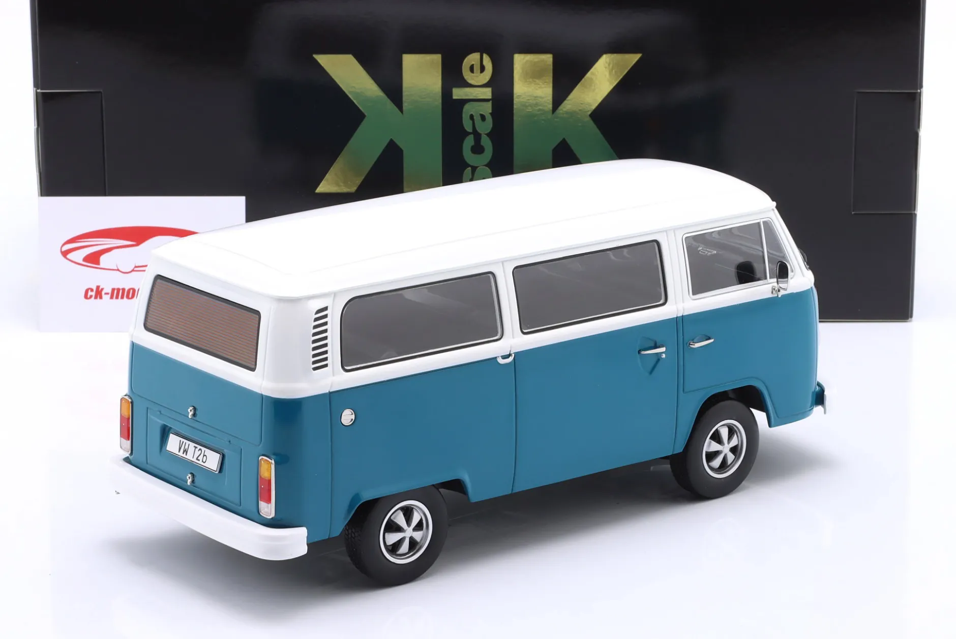 Volkswagen VW T2b Bus mit Fuchs Felgen Baujahr 1972 blau / weiß 1:18 KK-Scale
