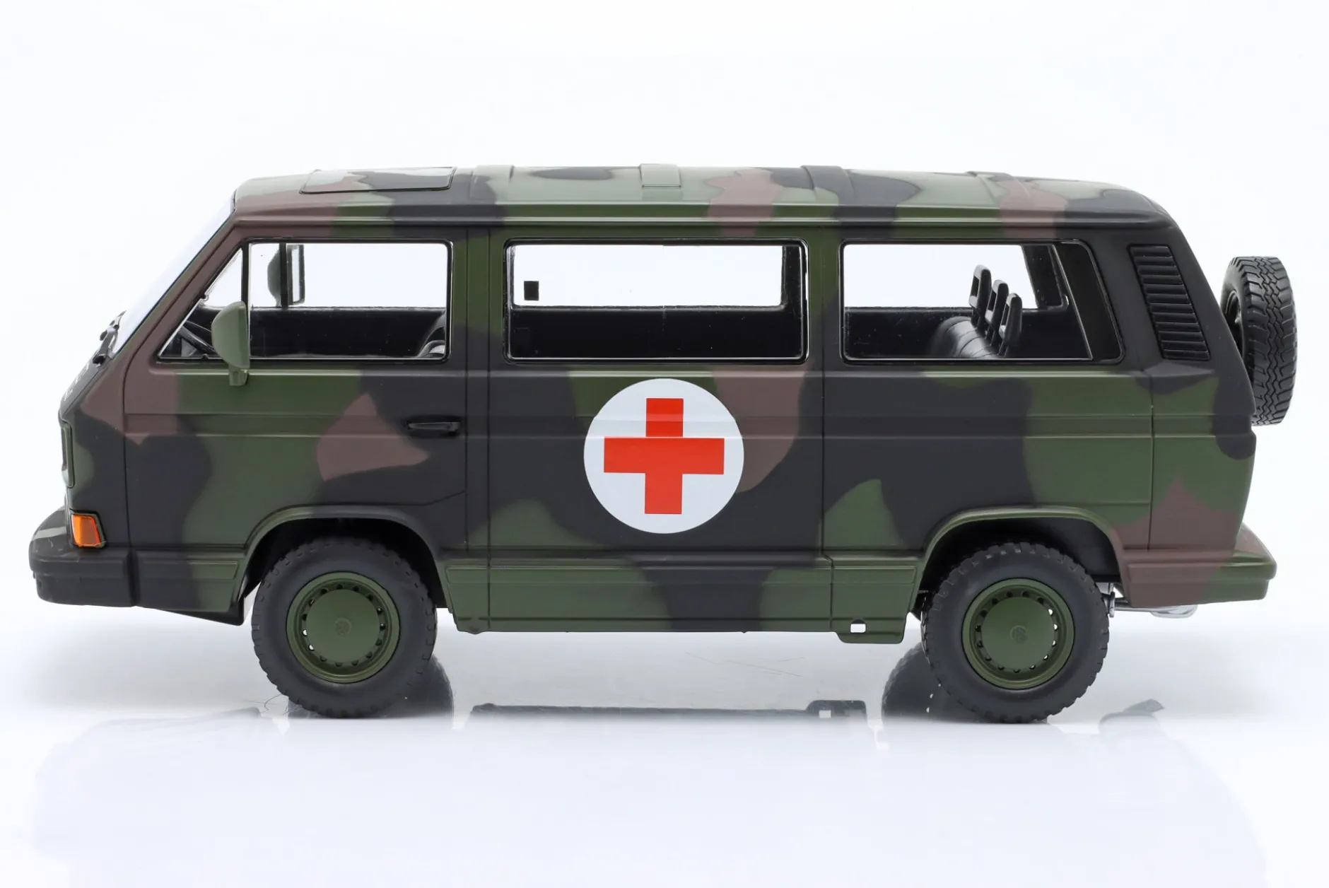 Volkswagen VW T3 Bus Syncro Bundeswehr Ambulanz 1987 tarnfarben 1:18 KK-Scale
