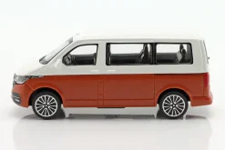 Volkswagen VW T6 Multivan Baujahr 2020 weiß / braun metallic 1:43 Bburago