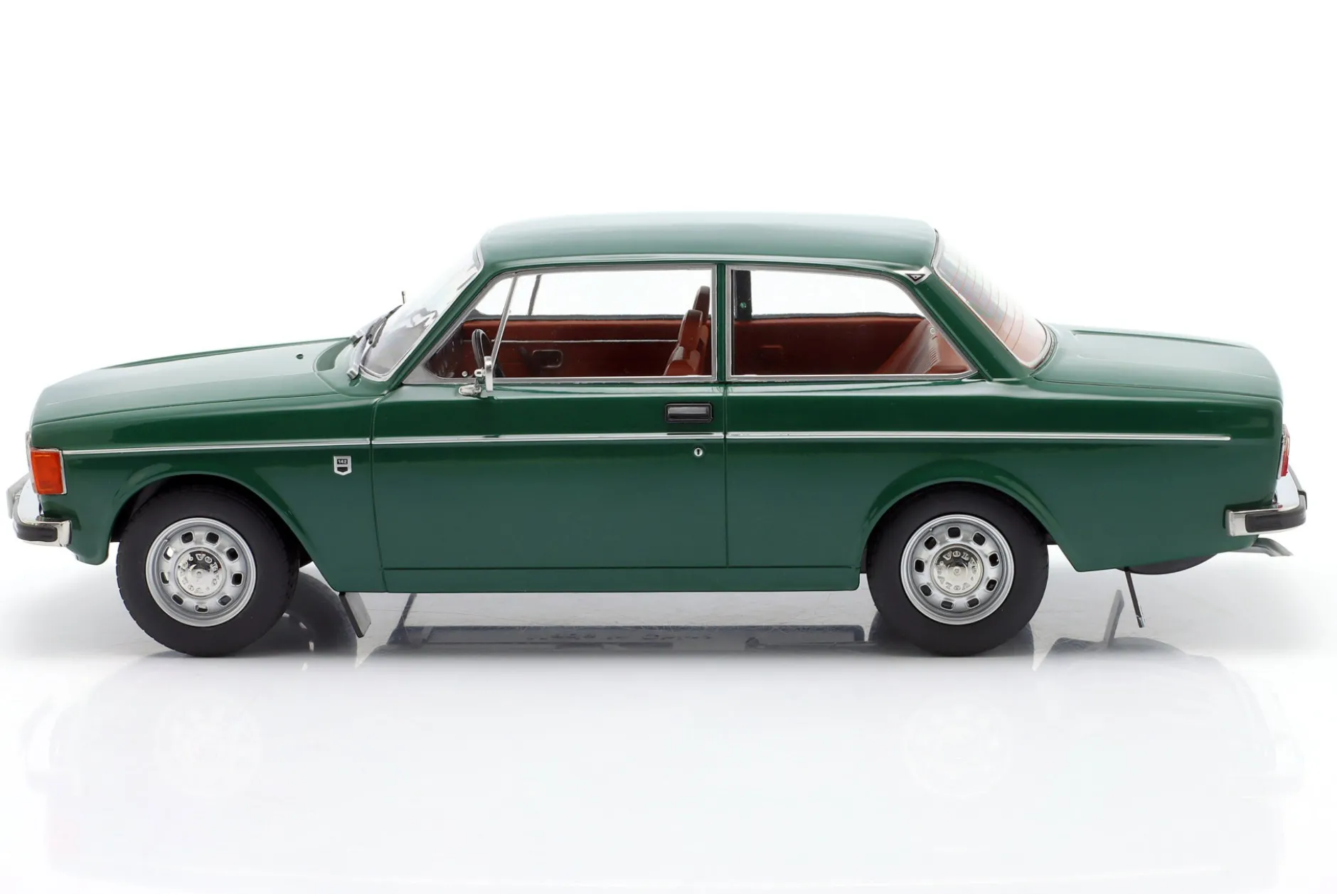 Volvo 142 Baujahr 1973 dunkelgrün 1:18 ModelCar Group